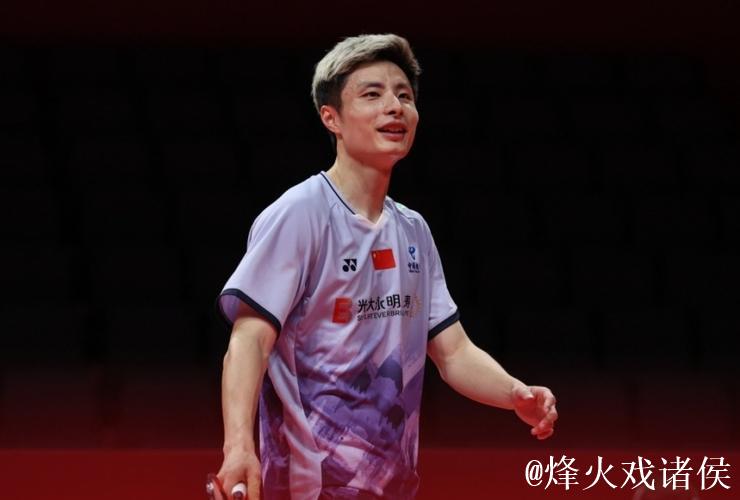 羽联总决赛：石宇奇两局完胜李诗沣，小组赛首战旗开得胜