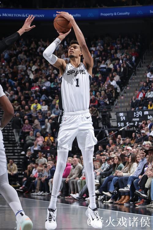 文班手感不佳5中1仅6分 马刺不敌雷霆 开拓者险胜快船